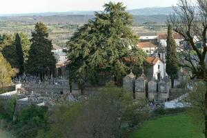 aéreo ver de trancoso Iglesia y cementerio. Portugal foto