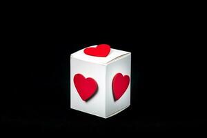 rojo Rosa en blanco papel caja ,enamorado concepto. foto