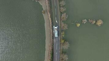 veículo dirigindo através uma inundado estrada aéreo Visão video