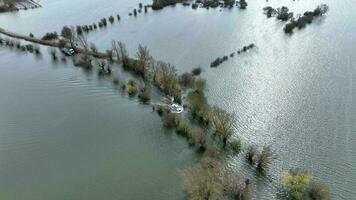 inundado estrada visto a partir de a aéreo Visão dentro a Reino Unido video