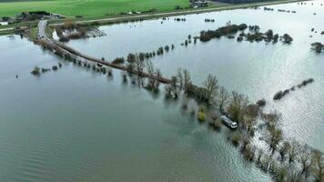 überflutet Straße im das Vereinigtes Königreich nach schwer Regen Ursachen lokalisiert Überschwemmung video