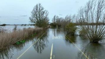 inundado la carretera en el Reino Unido después pesado lluvia causas localizado inundación video