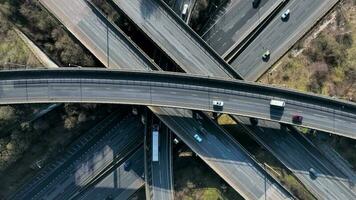 eilen Stunde Fahrzeuge Fahren auf ein Autobahn Austausch Vereinigtes Königreich Antenne Aussicht video