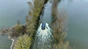 Fahrzeug Fahren durch ein überflutet Straße Antenne Aussicht video