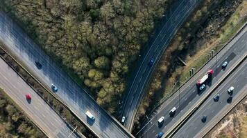 eilen Stunde Fahrzeuge Fahren auf ein Autobahn Austausch Vereinigtes Königreich Antenne Aussicht video