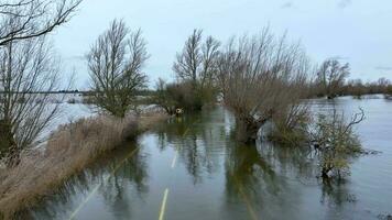 baixo aéreo Visão do uma inundado seção do estrada Reino Unido video