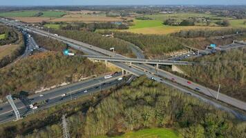 eilen Stunde Fahrzeuge Fahren auf ein Autobahn Austausch Vereinigtes Königreich Antenne Aussicht video