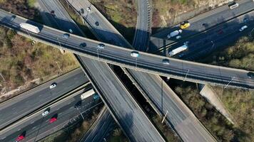 eilen Stunde Fahrzeuge Fahren auf ein Autobahn Austausch Vereinigtes Königreich Antenne Aussicht video