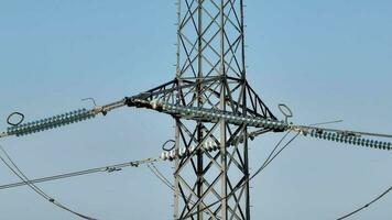 sehr schließen Aussicht von ein elektrisch Leistung Pylon Turm Antenne Aussicht video