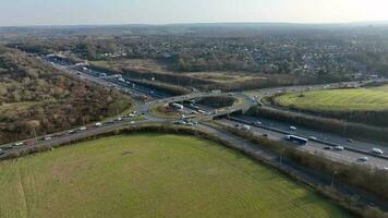 Vereinigtes Königreich m25 Autobahn Kreuzung Antenne Aussicht beim eilen Stunde video