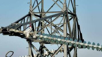 fechar acima Visão do industrial Alto Voltagem treliça poder linha torre video