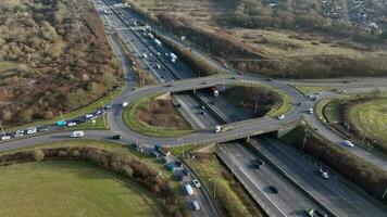 Kreisel Autobahn Kreuzung Antenne Aussicht beim eilen Stunde video