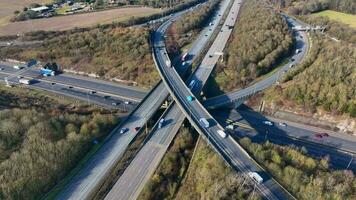 eilen Stunde Fahrzeuge Fahren auf ein Autobahn Austausch Vereinigtes Königreich Antenne Aussicht video