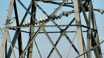 dichtbij omhoog visie van industrieel hoog Spanning traliewerk macht lijn toren video