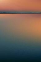 verano puesta de sol cielo por el mar con reflejo, amanecer con naranja, amarillo, azul cielo, naturaleza paisaje dorado hora con crepúsculo oscuridad cielo en noche después Dom amanecer, vector horizontal bandera luz de sol