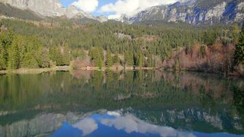 Crestasee See im Schweiz reflektieren das Wald im das Smaragd Wasser video
