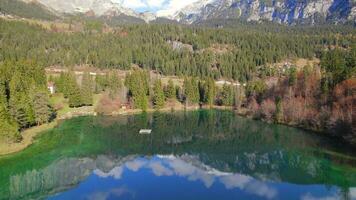 crestasee lago nel Svizzera durante il presto mattina video