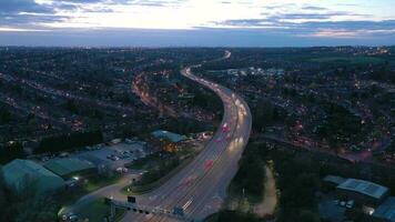 Zeitraffer von Fahrzeuge auf ein Autobahn während eilen Stunde video