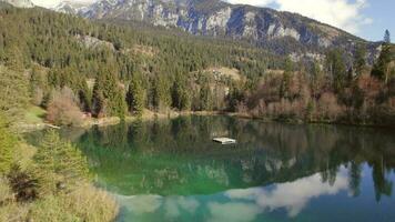 Crestasee See im Schweiz während das fallen video