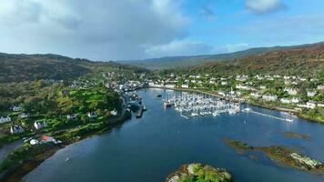 de visvangst dorp van Tarbert in Schotland antenne visie video