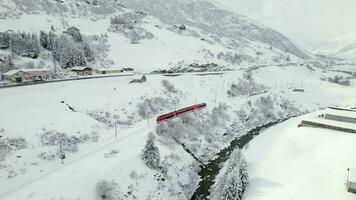 ski trein in Zwitserland gebruikt naar shuttle passagiers en skiërs naar ski resorts video