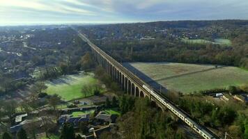 London pendlare tåg i de Storbritannien korsning en viadukt i de kväll video