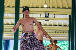 yogyakarta, Indonesia en octubre 2022. abdi dalem mataya, cortesanos de el yogyakarta palacio quien son bailarines t foto