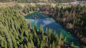 antenne visie van crestasee meer in Zwitserland gedurende de vroeg ochtend- video