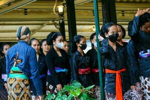 yogyakarta, Indonesia en octubre 2022. abdi dalem mataya, cortesanos de el yogyakarta palacio quien son bailarines t foto