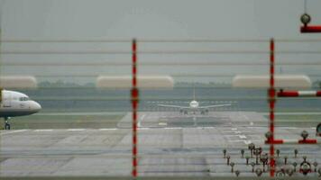 Düsseldorf, Alemania julio 21, 2017 - aerobús a321 231 de lufthansa, re aisr Taxi a el terminal después aterrizaje a dusseldorf internacional aeropuerto. nublado Mañana a el aeropuerto video