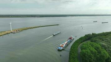 navio partindo volkerak trava dentro a Países Baixos video