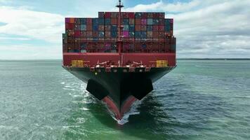 Container Schiff gesehen von das Bogen Tragen International Ladung video