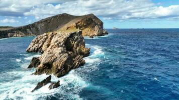 Wellen abstürzen gegen Felsen auf das steil Ufer von ein Insel video