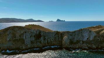 petit île de le Ouest côte de Ibiza dans le été aérien vue video