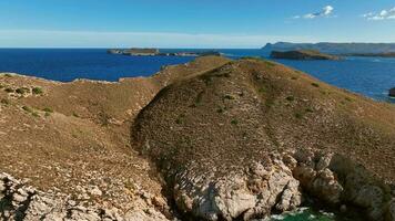 klein eiland uit de west kust van ibiza in de zomer antenne visie video