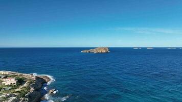 pequeno ilha fora a oeste costa do ibiza dentro a verão aéreo Visão video