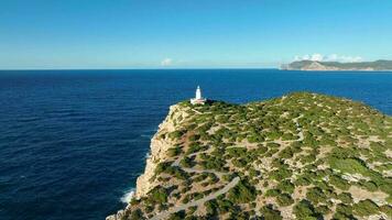 farol dentro ibiza às a topo do uma alta penhasco aéreo Visão video