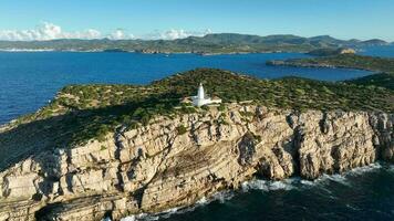 vuurtoren boven een steil klif met uitzicht de oceaan in ibiza video