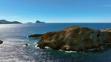 klein Insel aus das Westen Küste von ibiza im das Sommer- Antenne Aussicht video