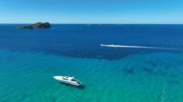 motorbåt fortkörning genom de hav i de sommar i Ibiza video