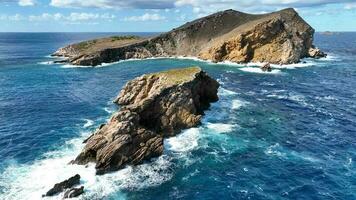 Wellen abstürzen gegen Felsen auf das steil Ufer von ein Insel video