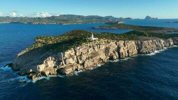 faro encima un escarpado acantilado con vista a el Oceano en ibiza video