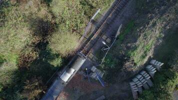 lokomotiv frakt tåg fåglar öga se avgår en station video