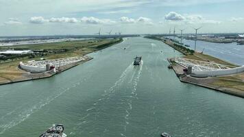 el tormenta oleada barrera a el Puerto de Rotterdam video