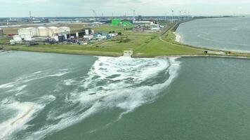 traitement l'eau décharge dans le océan provoquant la pollution video