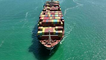 Container Schiff ankommen in Hafen ziehen um Ladung international video