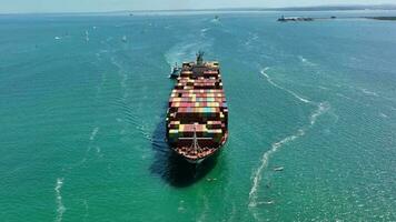 recipiente navio às mar comovente carga para internacional comércio video