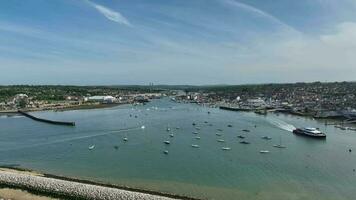 Yachten und Boote im das Mündung beim Cowes auf das Insel von wight Vereinigtes Königreich video