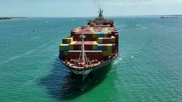 ein groß Container Schiff beim Meer Antenne Aussicht video