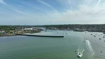 cowes en skön vid vatten stad på de ö av wight i de Storbritannien antenn se video